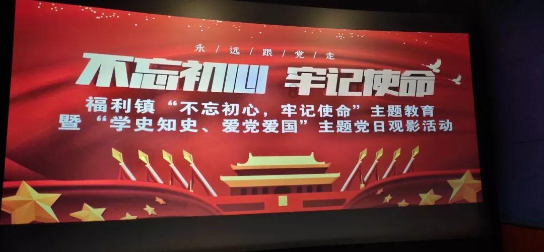 汪小菲的新女友意外地闯入了直播镜头，让众人一睹其真容